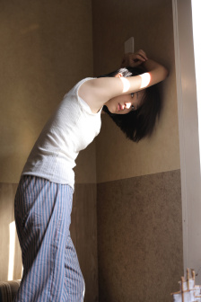 揉捏新婚少妇高耸的双乳